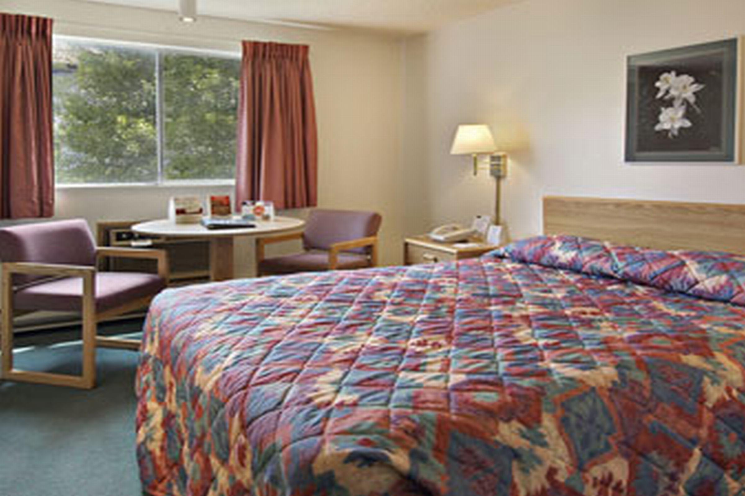 Knights Inn Evanston Room photo